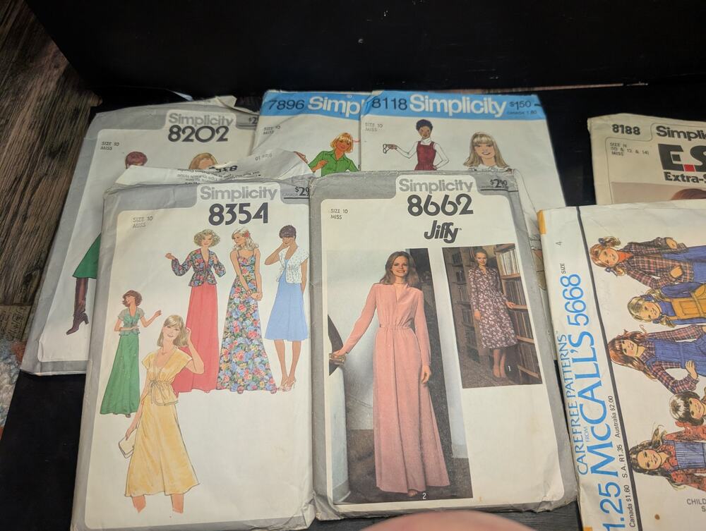 Lot of vintage sewing patterns womens